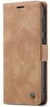 Bruin portemonnee hoesje met magneetsluiting en stiksels.