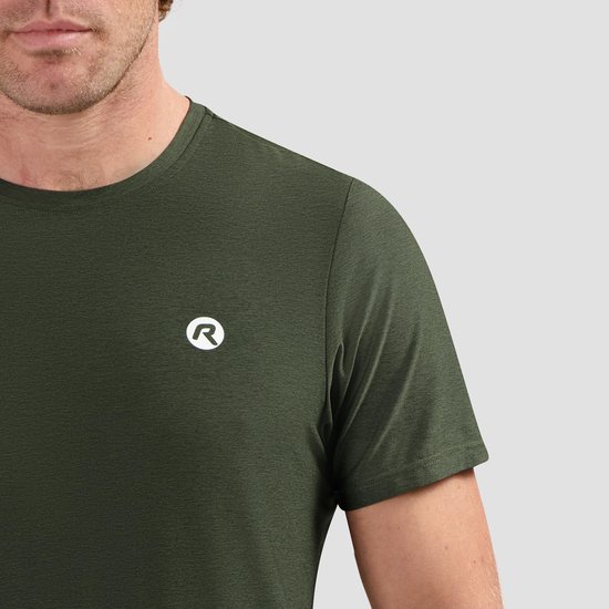 Close-up van een donkergroen sportshirt met een klein wit logo met een R op de linkerborst.