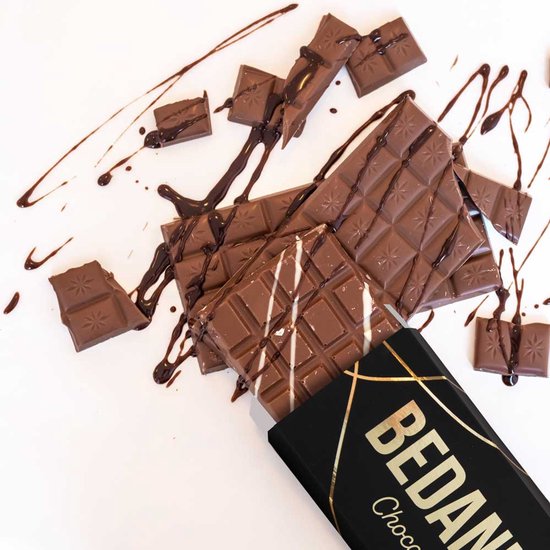 Geknakte melkchocoladerepen met chocoladesaus en "BEDANKT" verpakking.