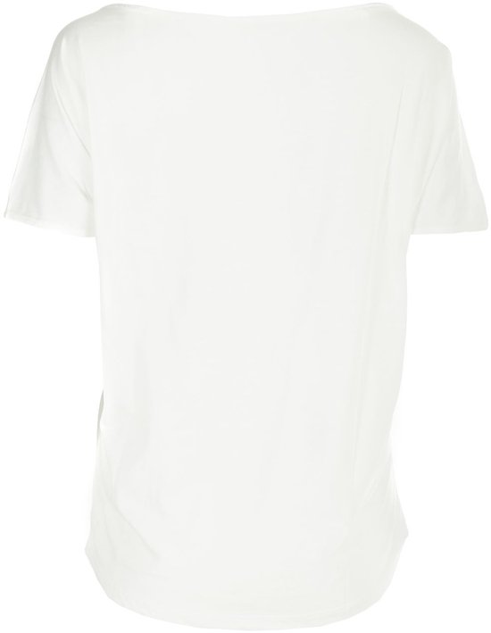 Achterkant van een wit t-shirt met korte mouwen.