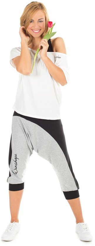 Model met roosje voor gezicht, in witte off-shoulder top en grijze/zwarte capri broek met 'Winshape' logo.