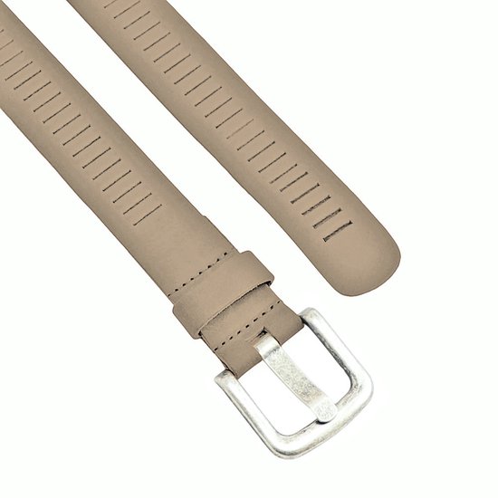Taupe leren riem met geperforeerde sleufjes, close-up van het uiteinde en de gesp.