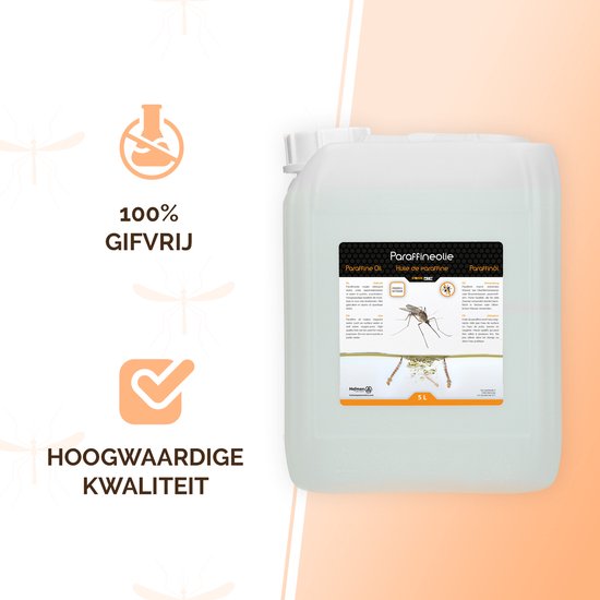 Een grote witte jerrycan met etiket. Op het etiket staat 'Paraffineolie'. Op het etiket een mug en larven. 100% gifvrij, hoge kwaliteit.