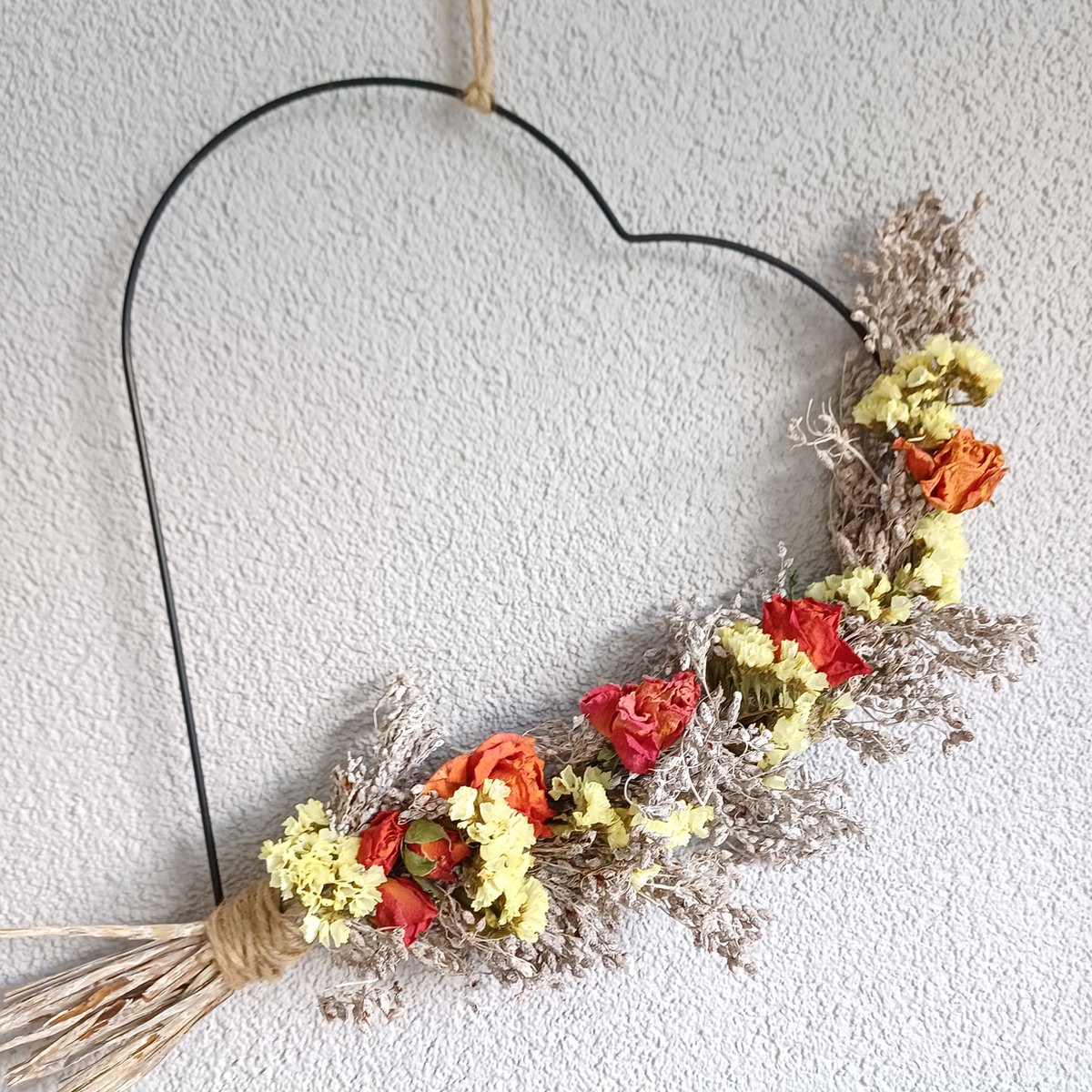 Hart/krans ring met fleurige droogbloemen | krans met droogbloemen | boeket | bloemstuk | fleurig | cadeau | gezellig | droogbloemen | liefde | decoratie | woondecoratie | droogbloemenkrans | voorjaar | valentijn | roos