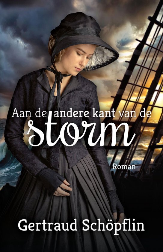 Een jonge vrouw in historische kleding, met donkere jurk en hoed, staat voor een zeilschip tijdens een storm. Titel: Aan de andere kant van de storm.