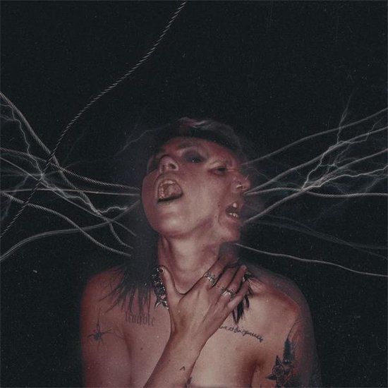 Donkere, dramatische albumcover met een gezicht dat naar een ander gezicht smelt, omgeven door flitsende bliksem en touwen.