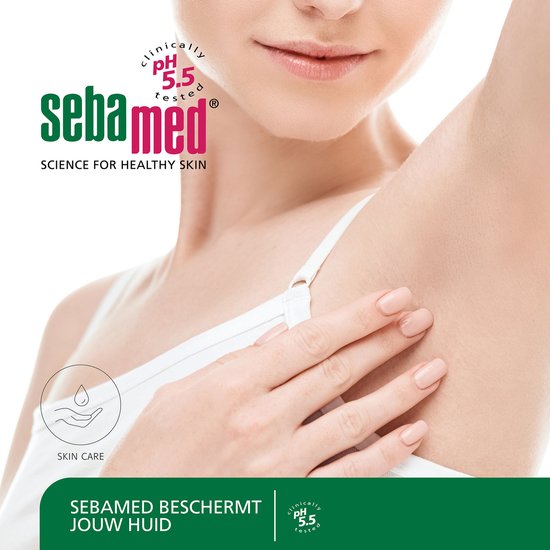 Vrouw onder haar oksel, huidverzorging. Sebamed tekst: Sebamed beschermt jouw huid.