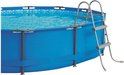 Blauw opzetzwembad met een grijze ladder en mozaïekpatroon aan de binnenkant.