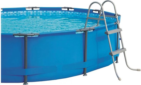Blauw opzetzwembad met een grijze ladder en mozaïekpatroon aan de binnenkant.