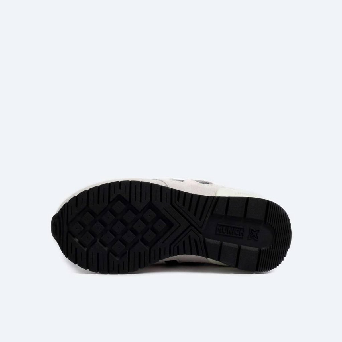 Zwarte rubberen zool van MUNICH Dash VCO IN sneakers voor jongens en meisjes in grijs, retro stijl.