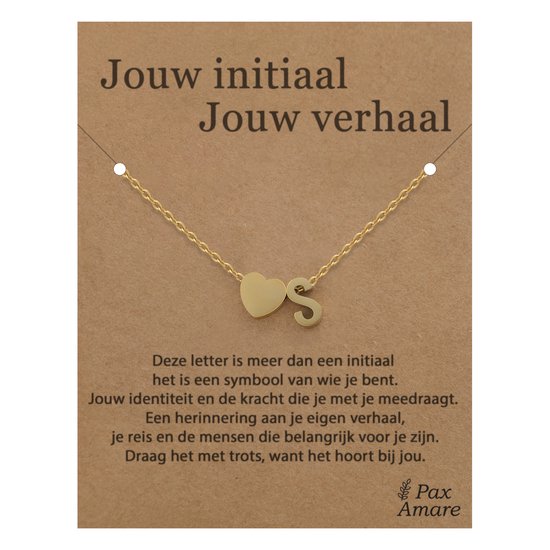 Collier doré avec un petit cœur et la lettre S sur une carte avec le texte : Votre initiale, Votre histoire.
