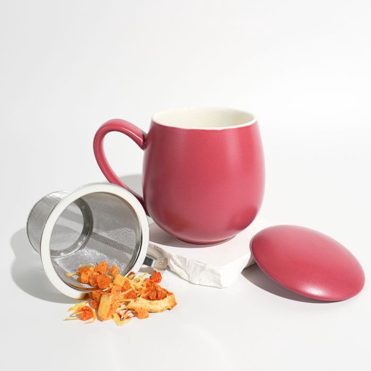 Blümelhuber Porseleinen mokken set met hartdecoratie - set van 2 kleurrijke mokken met hartjes met deksel en zeef - inhoud 340 ml