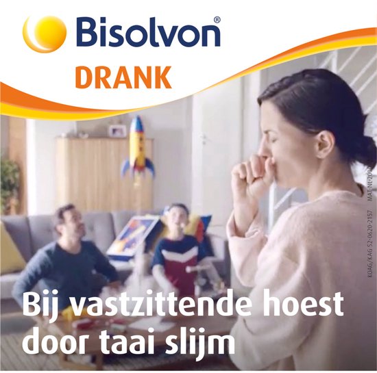 Vrouw hoest, gezin op sofa, speelgoedraket in de woonkamer. Bisovolon drank bij vastzittende hoest.