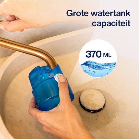 Blauwe watertank met een capaciteit van 370 ML wordt onder een kraan gevuld.