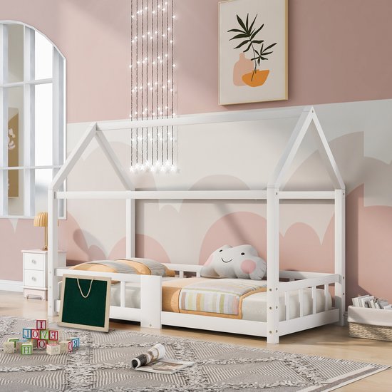 Wit kinderhuisbed met houten frame, hemelbedstijl, hekjes en een schattig wolkje kussen.