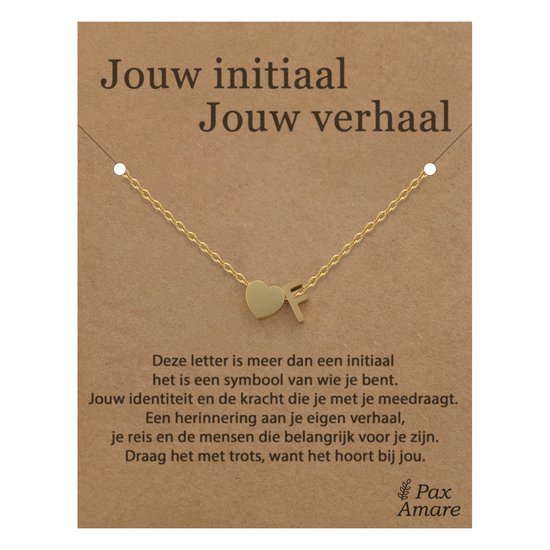 Gouden ketting met een hartje en de letter 'F'. Hangt aan een kaart met de tekst 'Jouw initiaal, Jouw verhaal'.