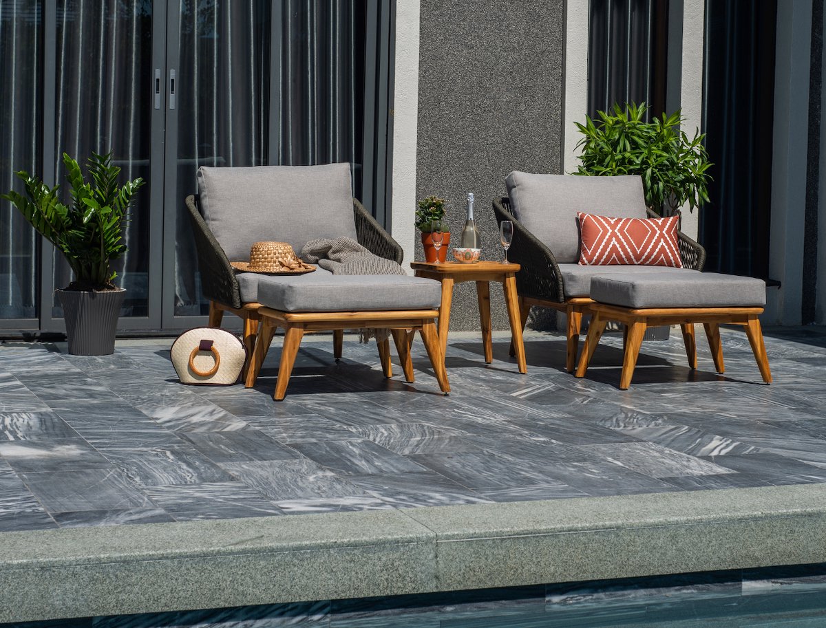 Tuinset met teaklook tafelblad en olijfgroene rope stoelen.