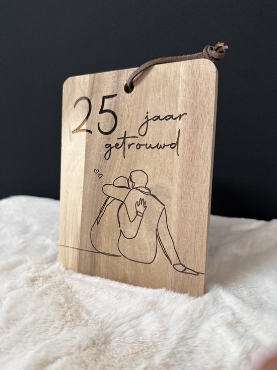 Houten bord met de tekst "25 jaar getrouwd" en een illustratie van een stel.