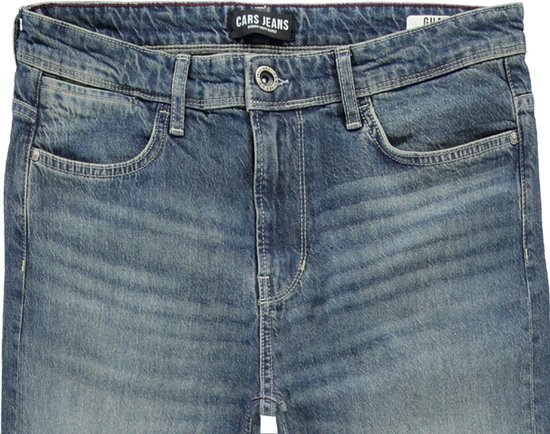 Detail van de tailleband van een Cars Jeans spijkerbroek, met knoopsluiting.