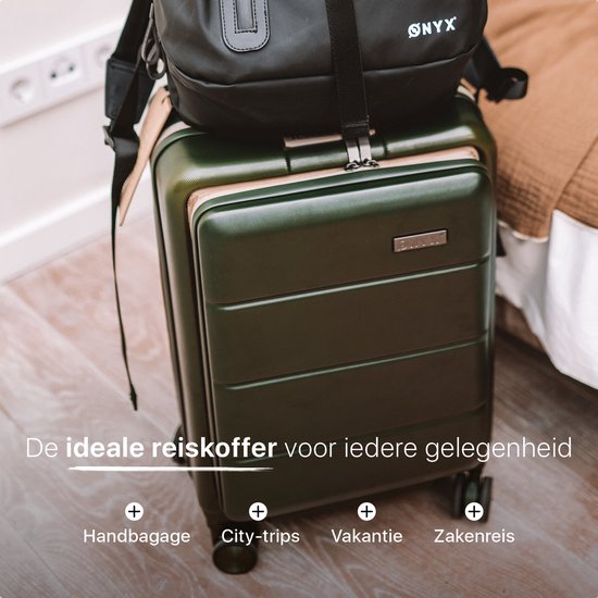Groene koffer met zwarte rugzak erboven, ideaal voor handbagage, citytrips en vakanties.