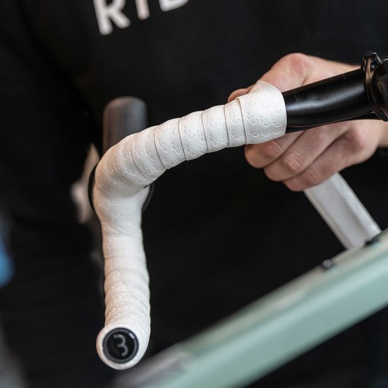 BBB Cycling Stuurlint Racefiets - Maximale Grip - Zelfklevend Stuurlint - Lengte: 200cm - Dikte: 2.5mm - Incl. Stuurdoppen - Wit -UltraRibbon BHT-15 van BBB Cycling — afbeelding 3