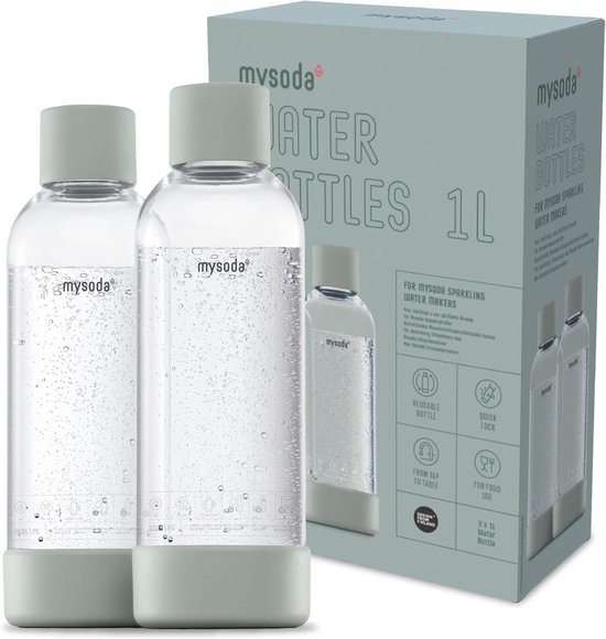 Twee doorzichtige 1L Mysoda flessen met lichtgrijze doppen en bases, naast de verpakking. "Water Bottles 1L".