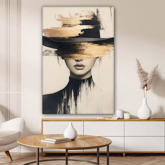 Abstract portret van een vrouw met zwarte hoed en gouden verfstreken, hangend boven een commode in een woonkamer.