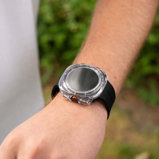 Transparante smartwatch hoes met zwarte band, gedragen om een pols.