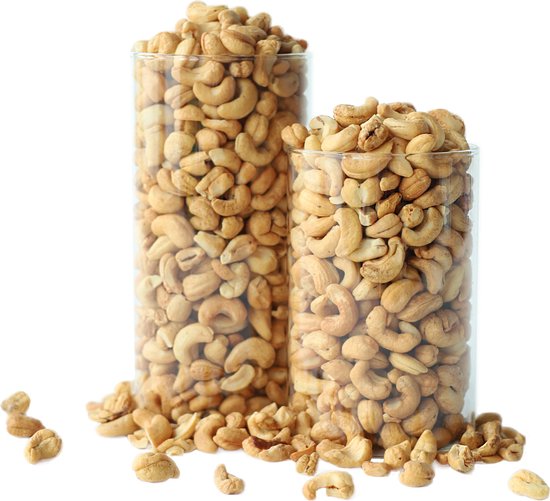 Twee glazen potten gevuld met ongezouten cashewnoten, met enkele noten verspreid rond de potten.