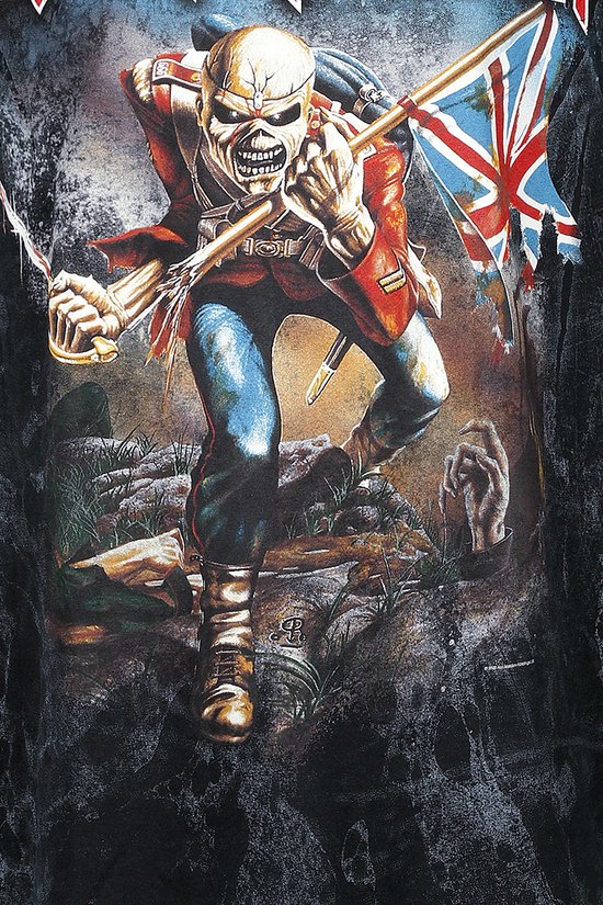 Close-up van de 'The Trooper' print op een t-shirt: Eddie in soldatenuniform met Union Jack.