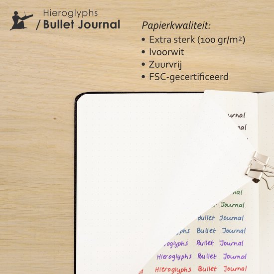 Close-up van de gepunkte pagina's van een Hieroglyphs Bullet Journal met informatie over papierkwaliteit.