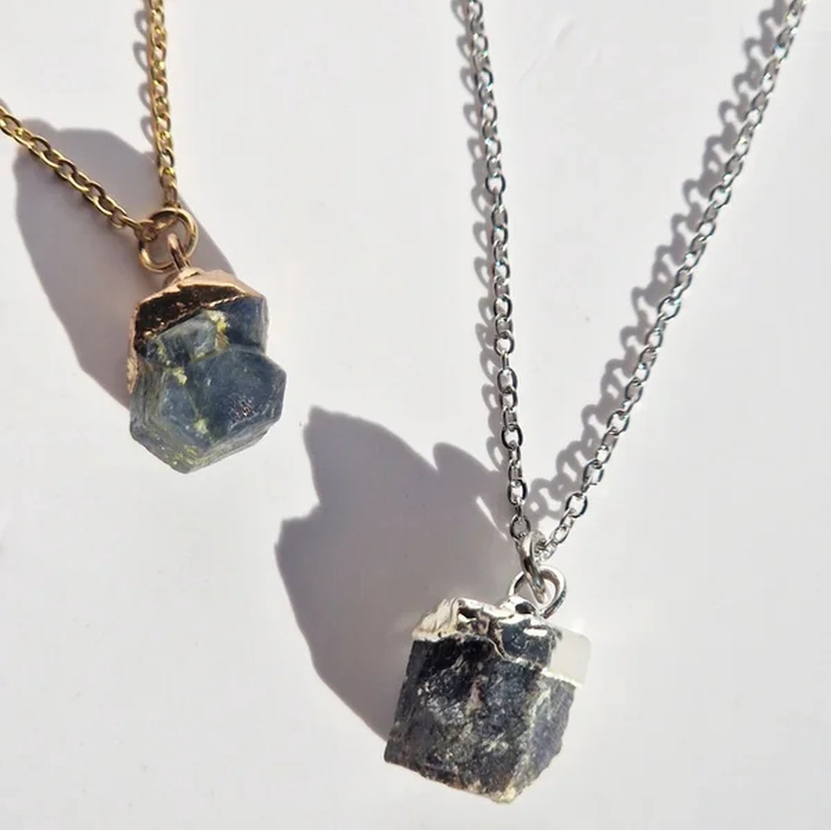 Ketting met ruwe Saffier - Ongeslepen natuursteen hanger - Stainless Steel goudkleurig - November - Edelsteen ketting - The Jewellery Salon