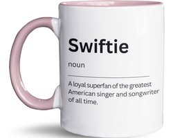 NietMokken.nl - Swiftie mok – Woordenboek mok voor superfan – Originele keramische koffiebeker – Perfect cadeau voor muziekliefhebbers – Vaatwasser- en magnetronbestendig – 325 ml - Voor Taylor Swift fan - Aan beide zijden bedrukt - Roze