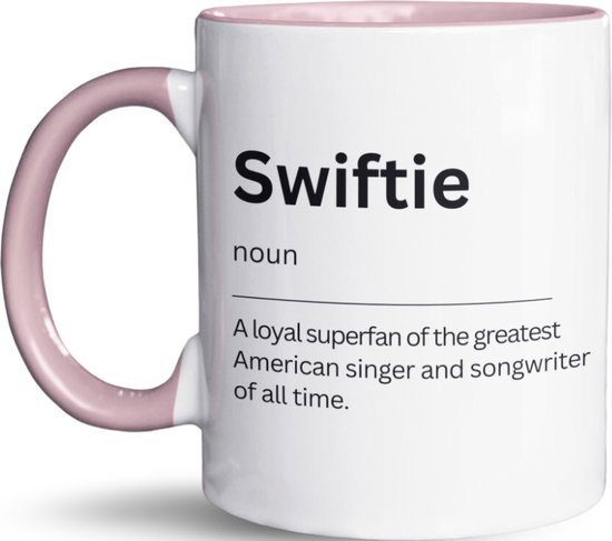 NietMokken.nl - Tasse Swiftie - Tasse dictionnaire pour superfan - Tasse à café en céramique originale - Cadeau Perfect pour les mélomanes - Va au lave-vaisselle et au micro-ondes - 325 ml - Pour fan de Taylor Swift - Imprimé des deux côtés - Rose