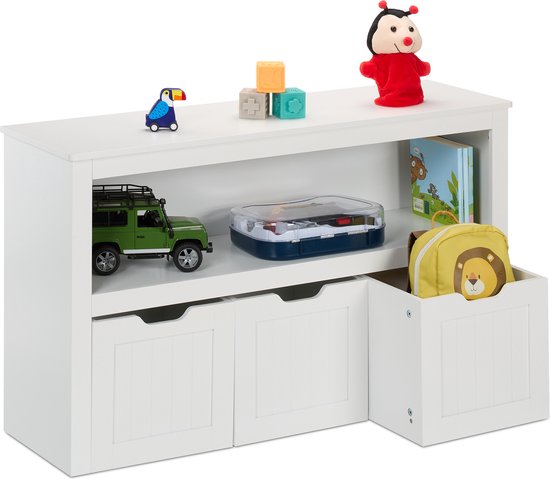 Witte opbergkast met een open vak en drie lades. Speelgoed op de kast en in een open lade.