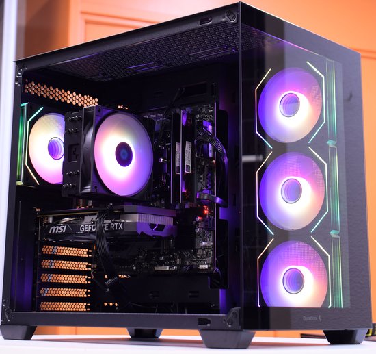 Zwarte gaming PC met transparante zijkant en RGB-verlichte ventilatoren. Zichtbaar: MSI GeForce RTX videokaart, koeler en moederbord.