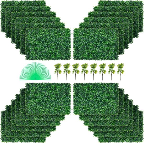 Twaalf panelen kunstgras, acht kunstplanten en een groene waaier.