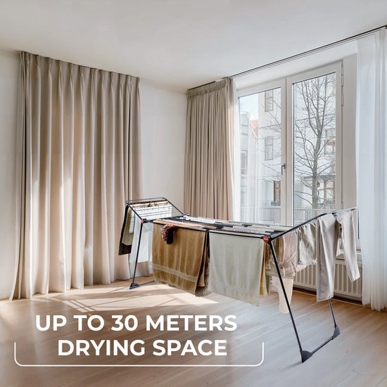 Zwart Vileda Infinity Flex droogrek, opgesteld in een woonkamer, met "up to 30 meters drying space" tekst.