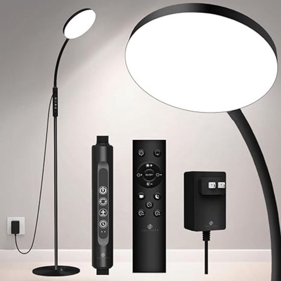 Zwarte staande lamp met ronde LED-lamp, bedieningspaneel, afstandsbediening en stekker.