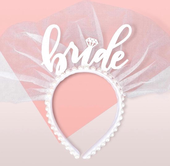 Witte 'bride' tiara met parels en sluier op roze en witte achtergrond.