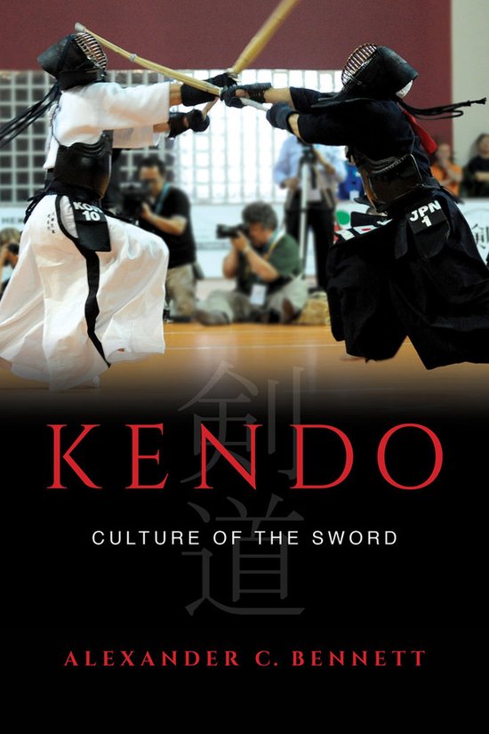 Twee kendo-beoefenaars in vol ornaat, tegenover elkaar staand met bamboesabels. De tekst 'KEN DO' staat prominent in rood.
