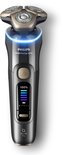 Philips Shaver i9000 Prestige Ultra in donkergrijs met blauwe en gouden accenten.