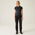 Dames in zwarte hikingbroek en donkergrijs poloshirt met witte streepjes op de kraag.