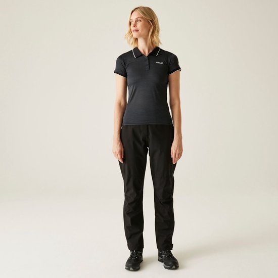 Dames in zwarte hikingbroek en donkergrijs poloshirt met witte streepjes op de kraag.