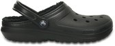Zwarte Crocs met imitatiebont voering, van de zijkant gezien.