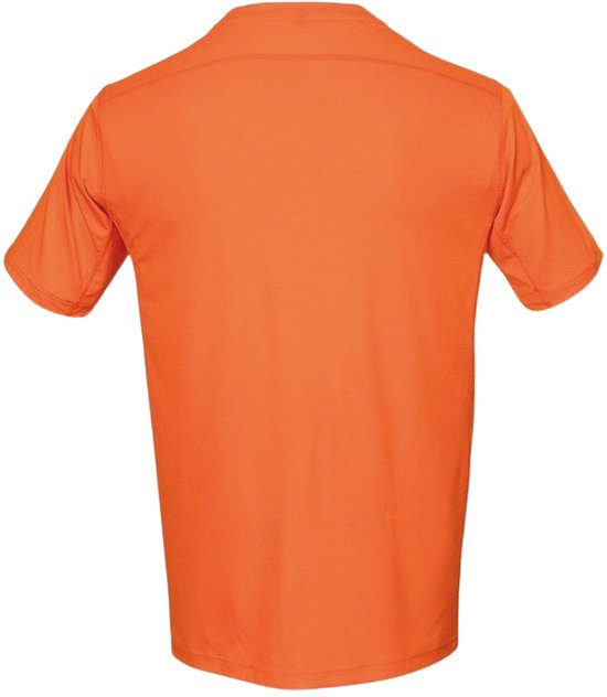 Achterkant van een oranje sportshirt met korte mouwen.