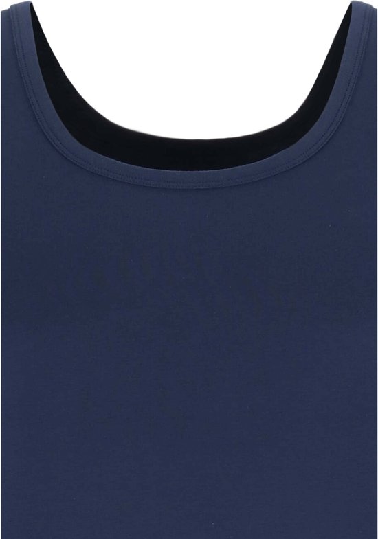 Detailopname van de ronde hals van een marineblauwe singlet.