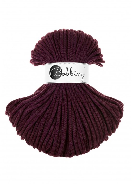 Bobbiny premium garen van 5 mm in bordeauxrood, opgerold tot een waaier.
