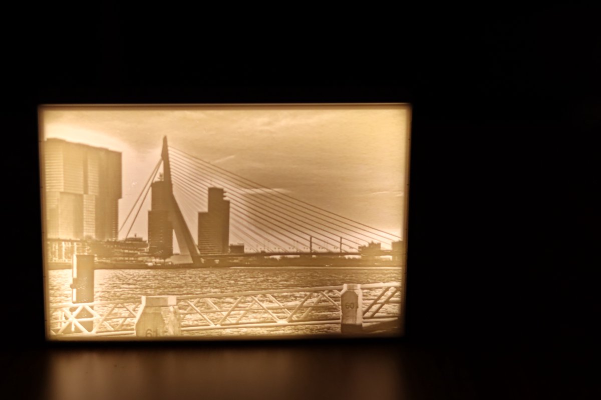Erasmusbrug met kop van zuid Lithophane (verlichte foto) de zwaan