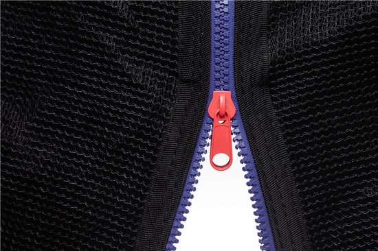Detailopname van rits met blauwe tandjes en een rode ritslip op zwart trampoline net.